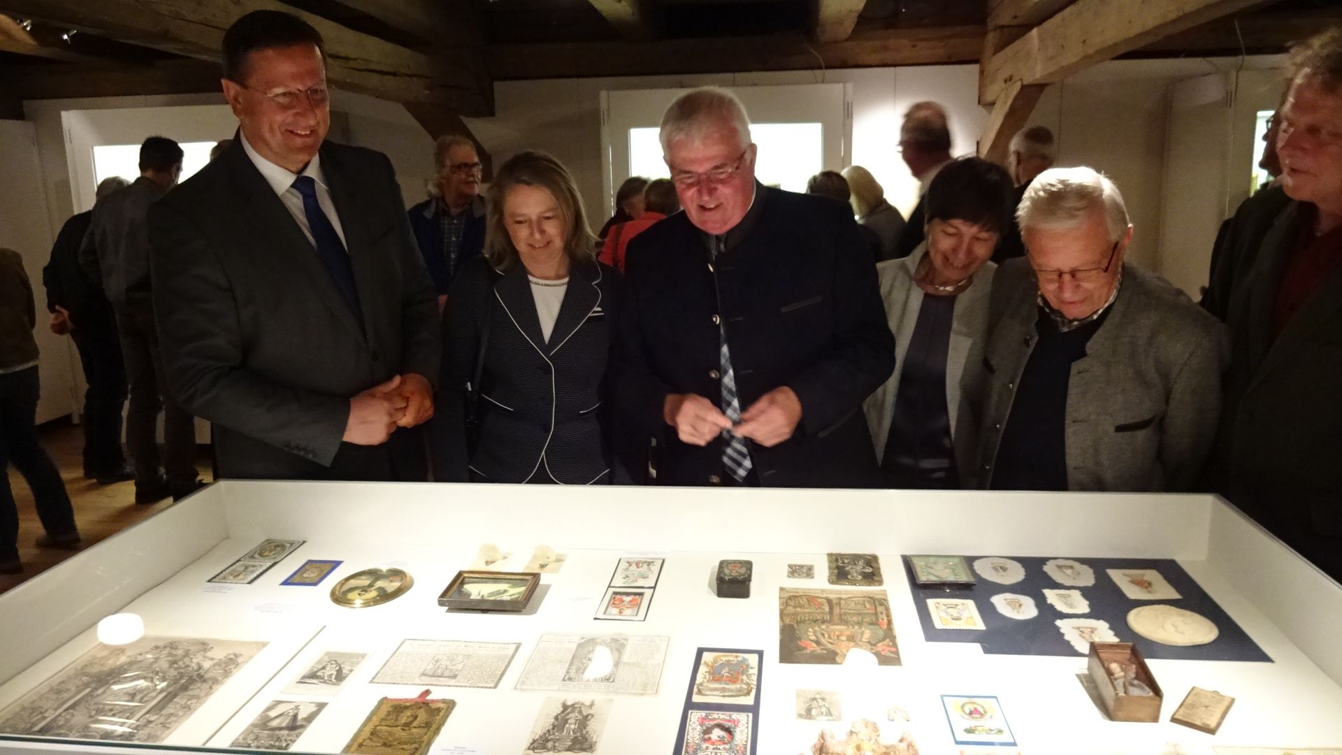 ausstellungseröffnung nur mit lieb gedenk