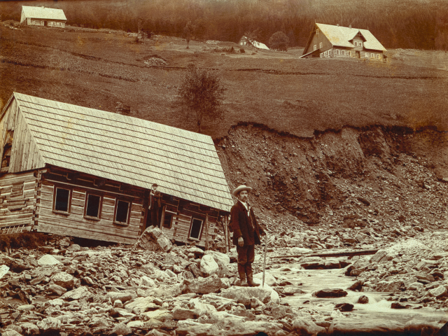 Von der Kraft des Wassers hangabwärts getragen, Haus in St. Peter, Riesengebirge. Fotografie von Emilé Joffé, © Archiv Pavel Scheufler