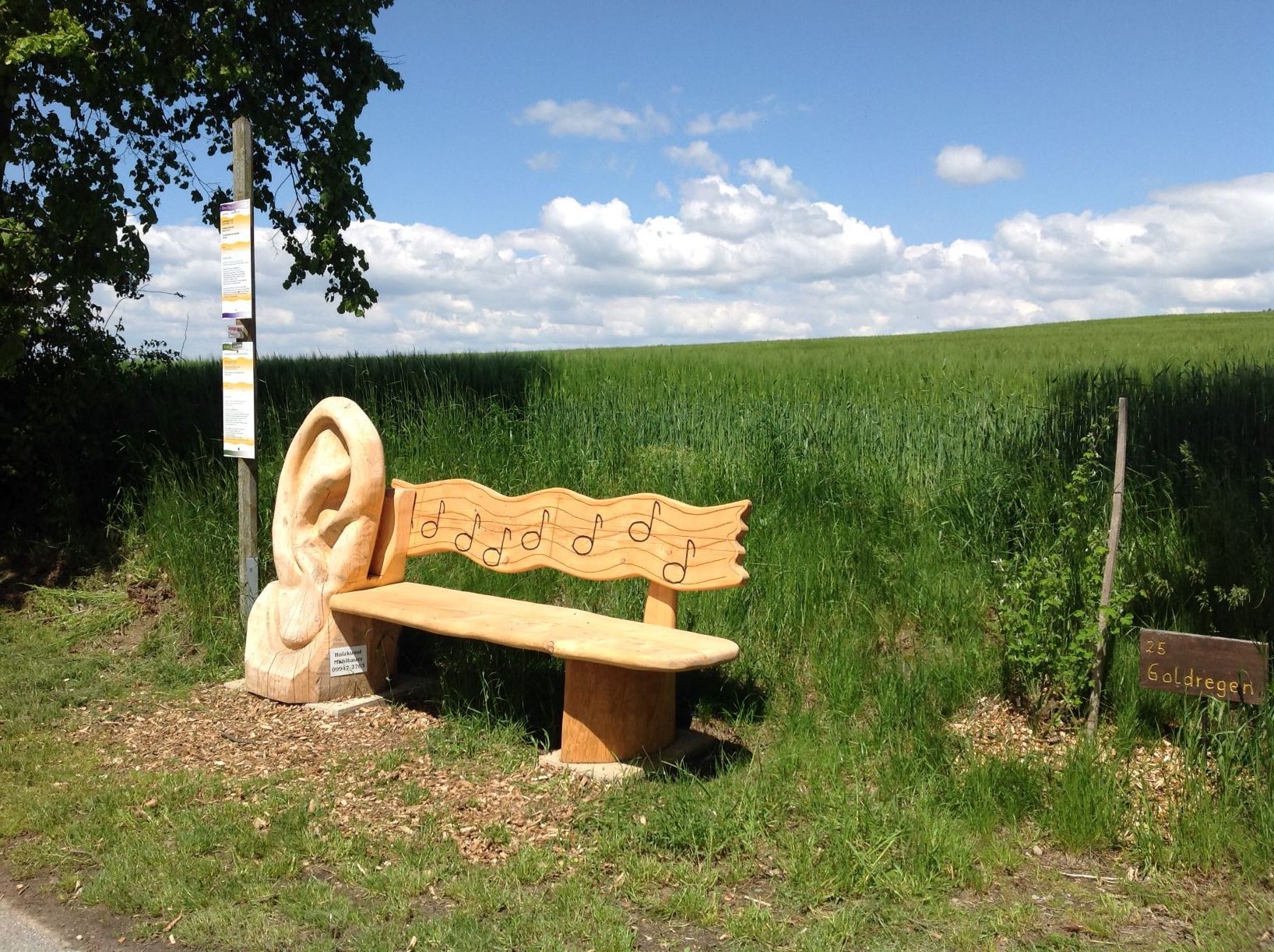 Naturlehrpfad - Horchplatz mit kunstvoller Bank